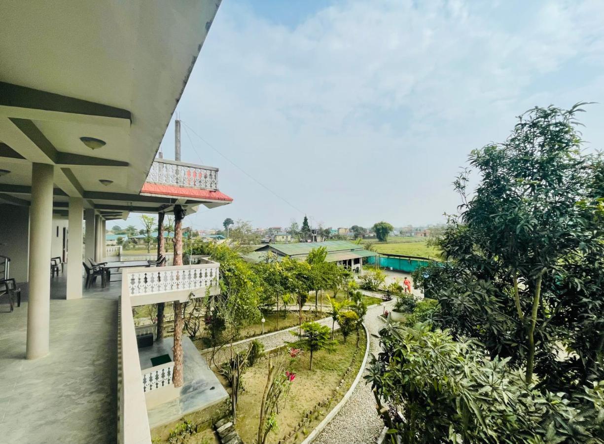 Hotel Tree Tops Sauraha Exterior foto