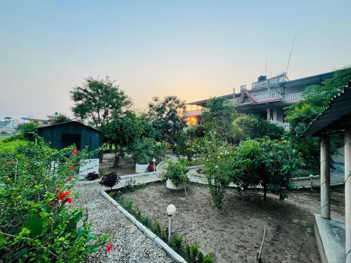 Hotel Tree Tops Sauraha Exterior foto