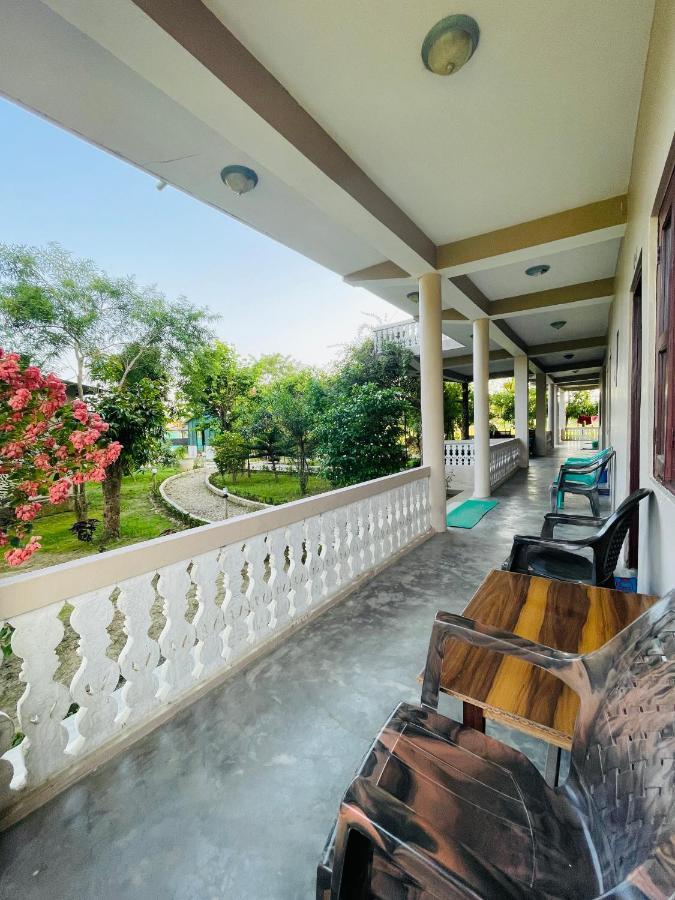 Hotel Tree Tops Sauraha Exterior foto