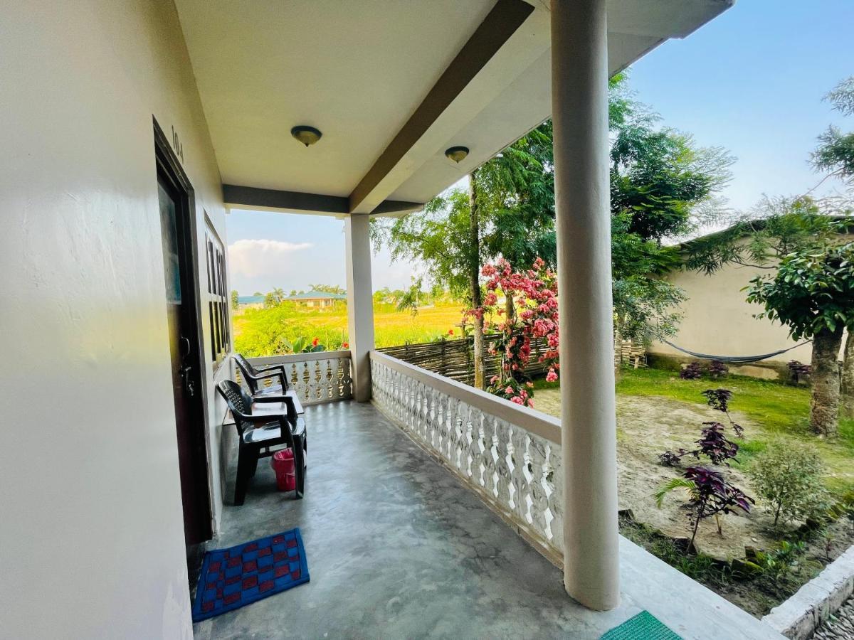 Hotel Tree Tops Sauraha Exterior foto