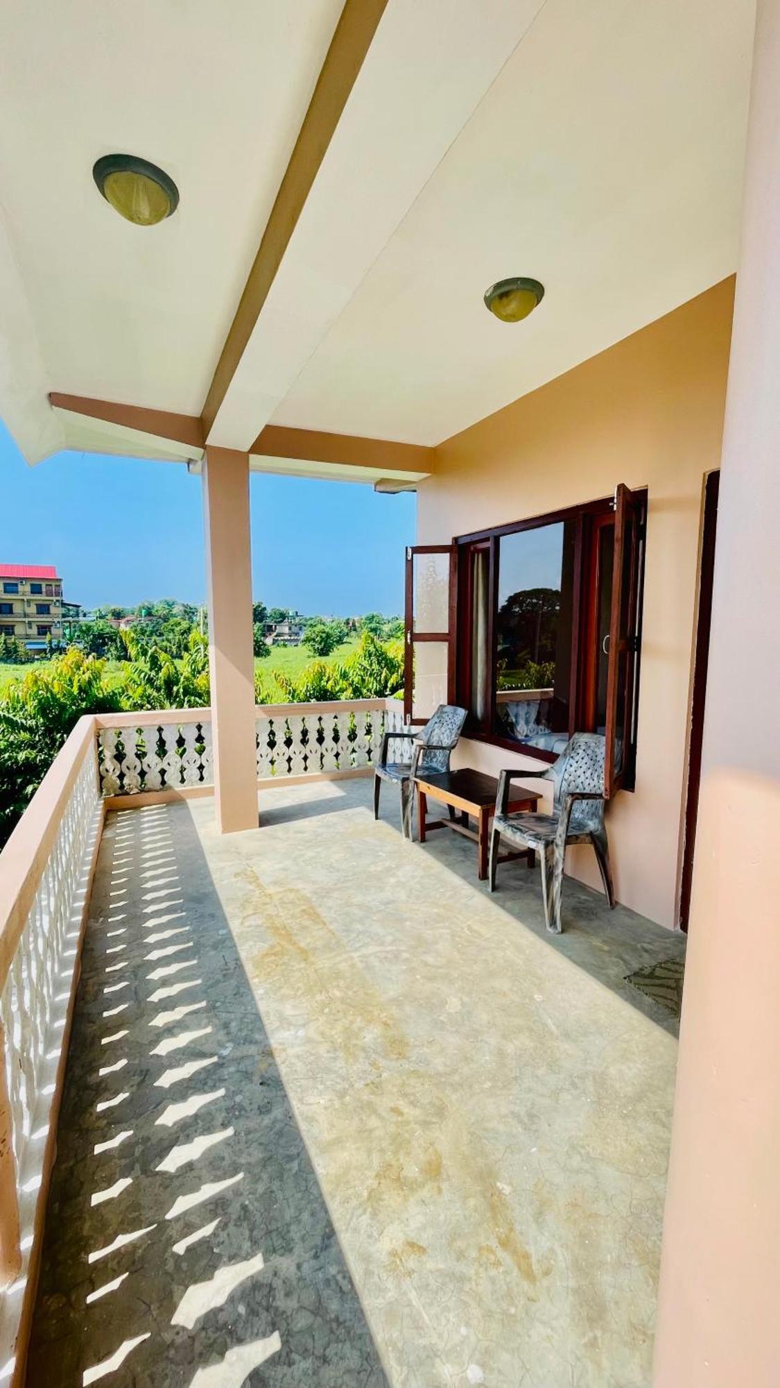 Hotel Tree Tops Sauraha Exterior foto
