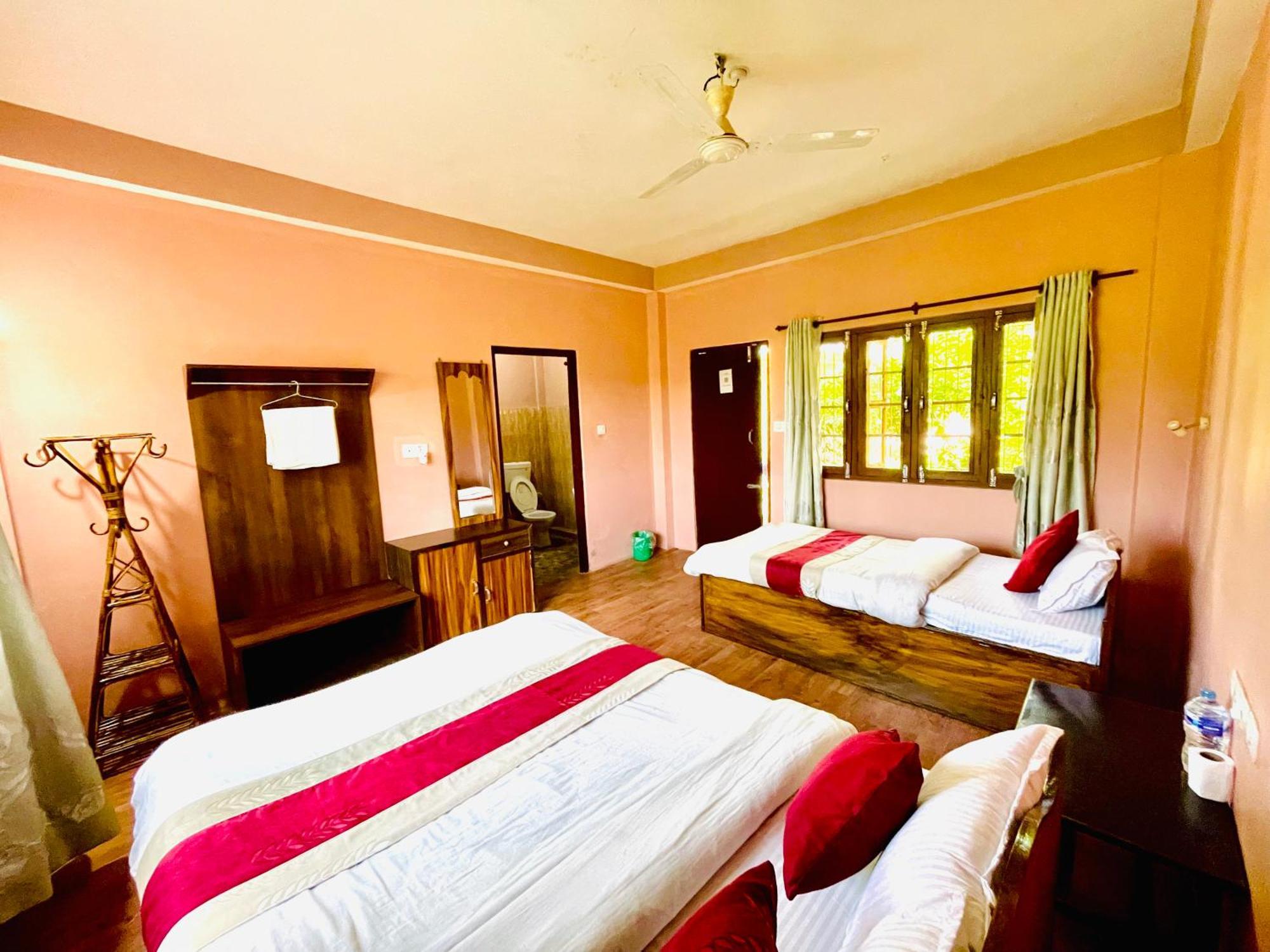 Hotel Tree Tops Sauraha Exterior foto