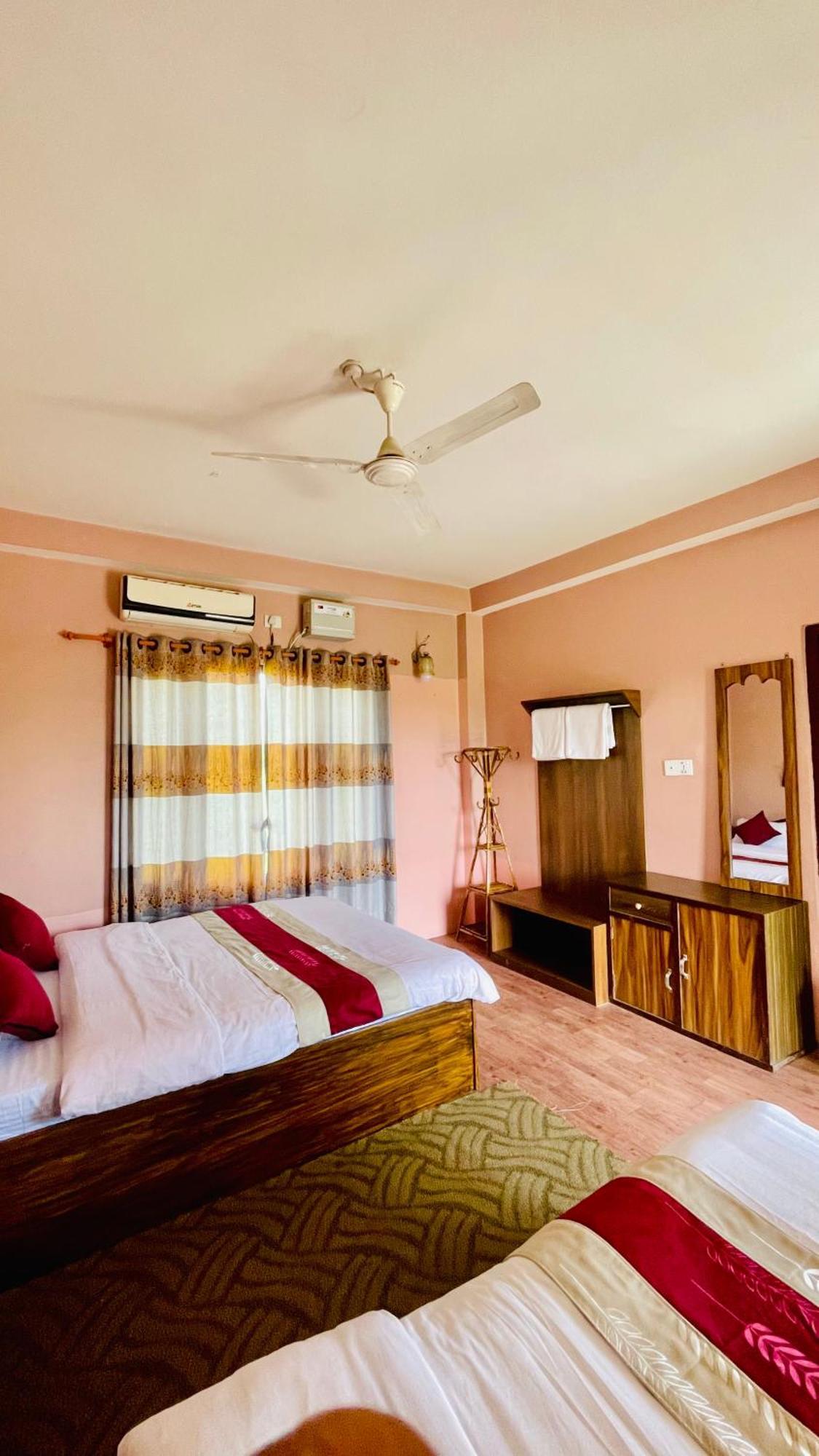 Hotel Tree Tops Sauraha Exterior foto