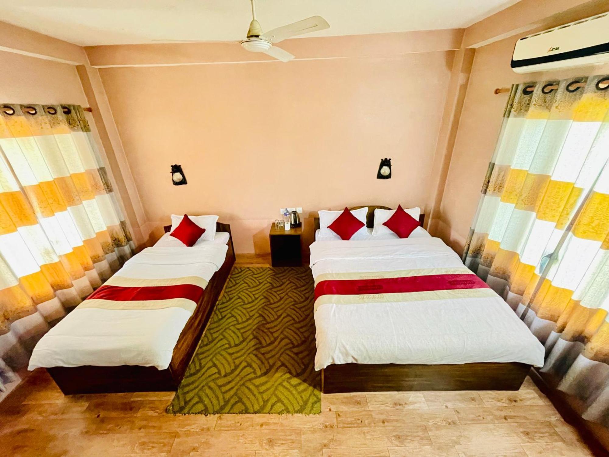 Hotel Tree Tops Sauraha Exterior foto