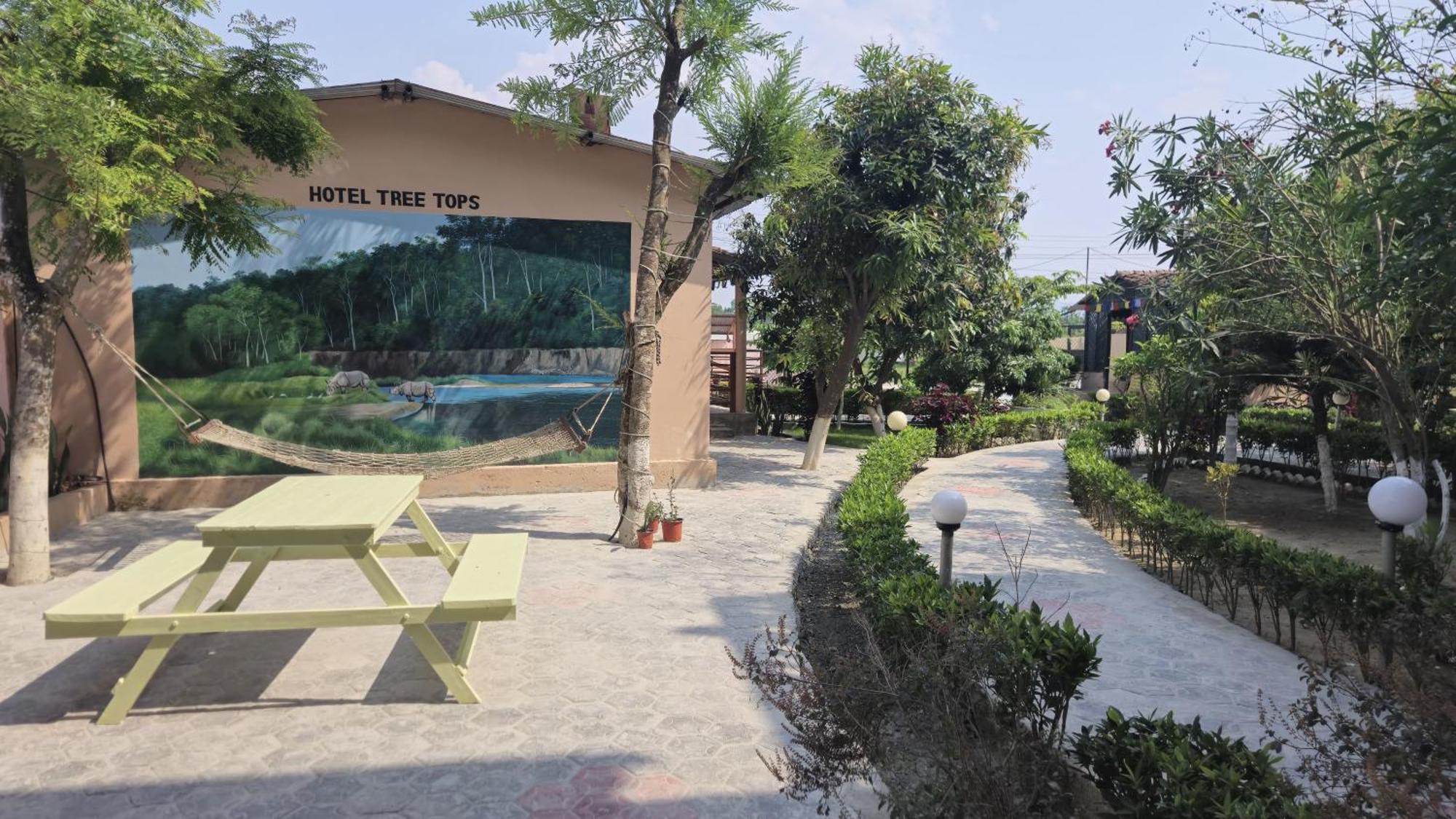 Hotel Tree Tops Sauraha Exterior foto