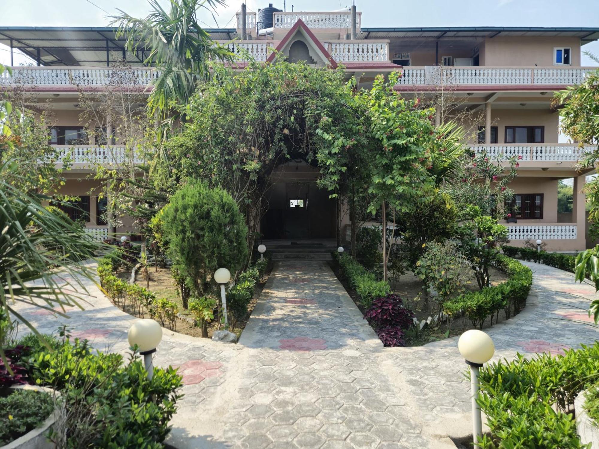 Hotel Tree Tops Sauraha Exterior foto