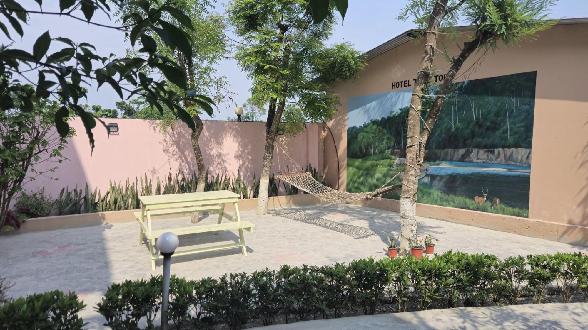 Hotel Tree Tops Sauraha Exterior foto