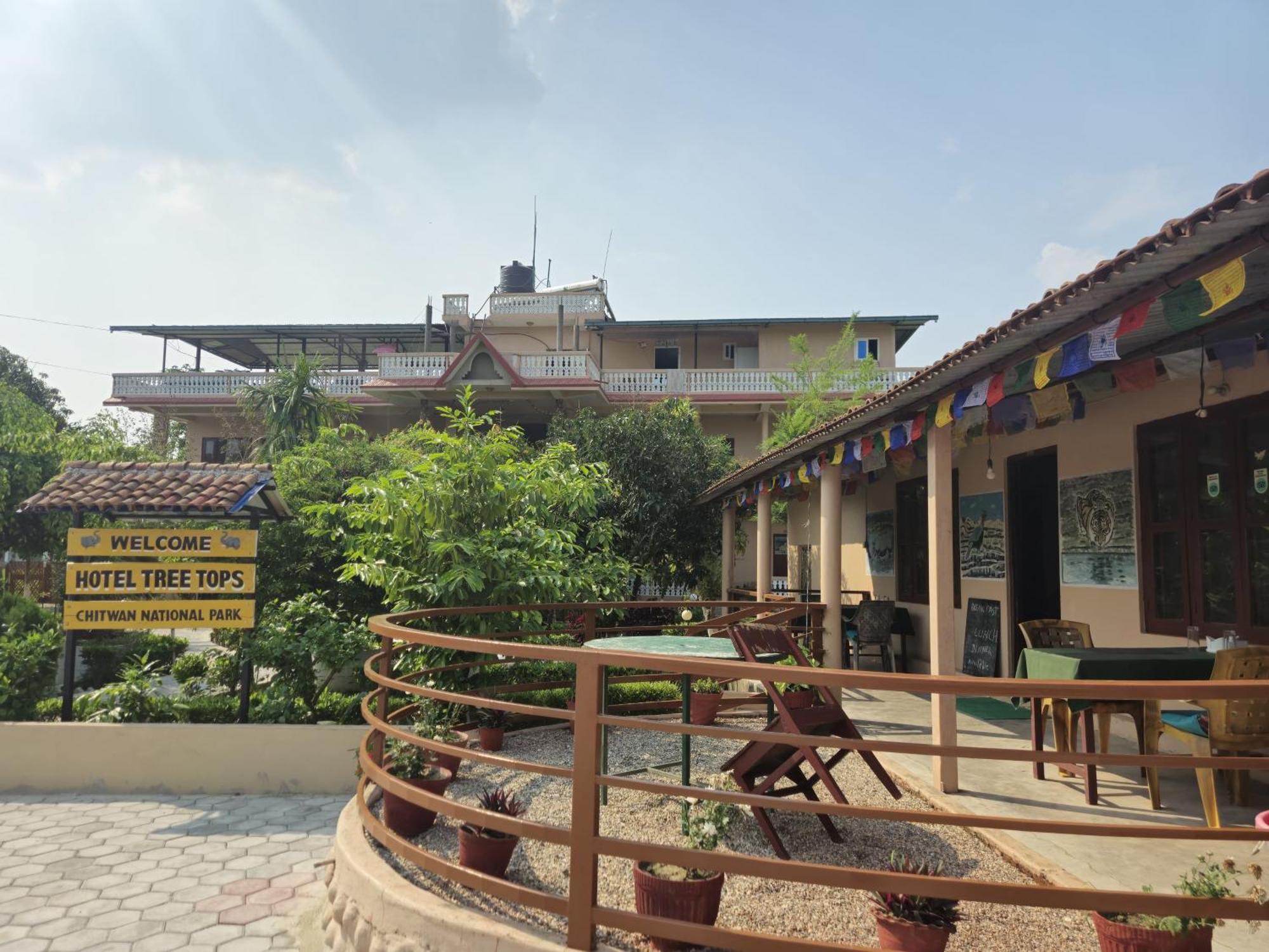 Hotel Tree Tops Sauraha Exterior foto